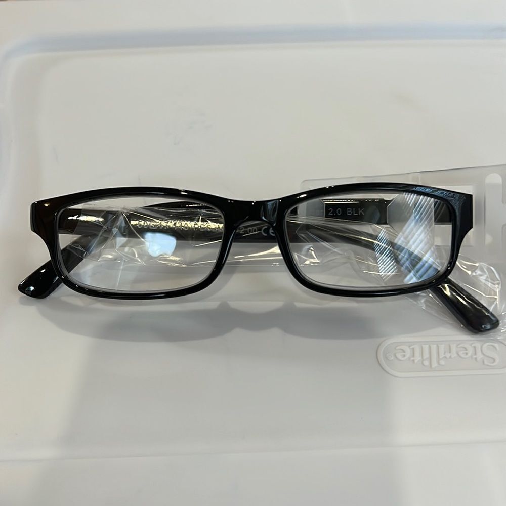 Carter made by Foster Grant 2.00 Readers. NWT unisex. EG15
